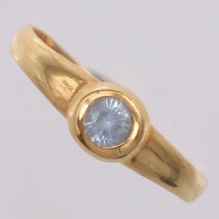 Ring med vit sten, stl 18, bredd 1,8-5,8mm, 18K Vikt: 2 g