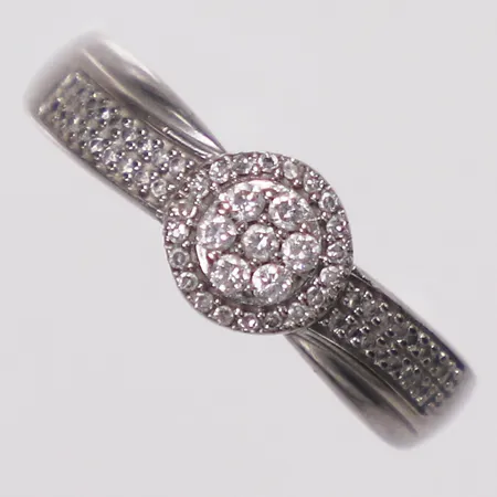 Ring med diamanter 56xca0,005ct och 7xca0,01ct, stl 16½, bredd 2,2-6,6mm, vitguld, Guldfynd, 18K Vikt: 2,5 g