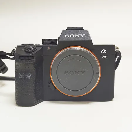 Kamerahus Sony A7 III, Modell ILCE-7M3, serienr 3924424, 24,2 MP, USB-C laddare, axelrem, inga övriga tillbehör.  Vikt: 0 g Skickas med postpaket.