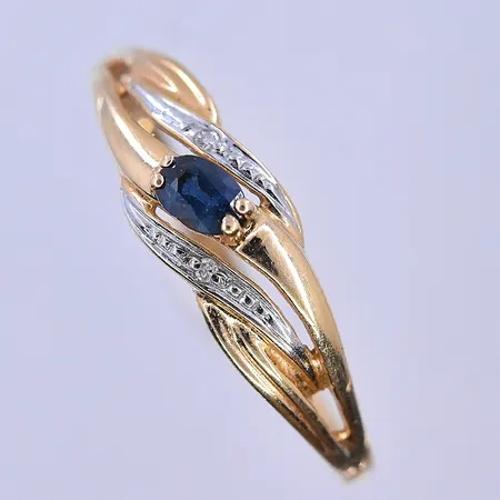 Ring med blå sten, stl 18, bredd 1-6 mm, 18K. Vikt: 1,4 g