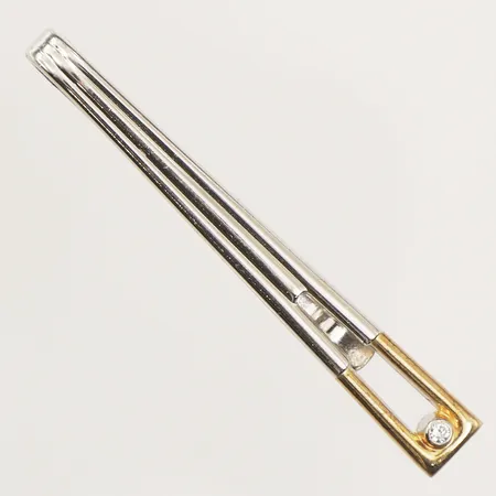 Slipsklämma med vit sten, längd 7,4mm, bredd 57mm, förgylld detalj, 925/1000 silver  Vikt: 6,1 g