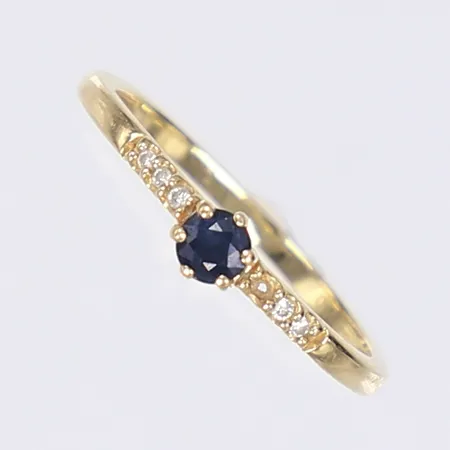 Ring med vita och blå stenar stl 17¼ bredd 1-4mm defekt sten saknas 18K Vikt: 1,8 g