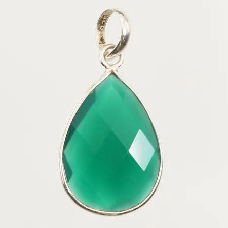Hänge med grön sten, längd 39mm inklusive ögla, bredd 19mm, 925/1000 silver  Vikt: 4,3 g