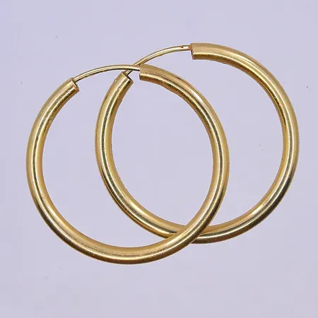 Ett par örhängen, Ø25 mm, bredd 3 mm, 18K. Vikt: 2,2 g