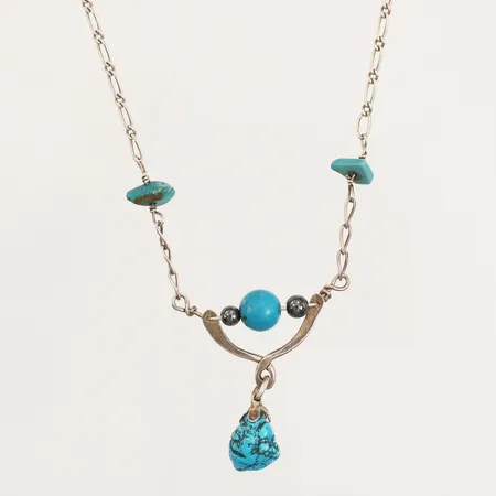 Collier med turkosa stenar, längd 47cm, bredd 2-33mm, 925/1000 silver  Vikt: 7,5 g