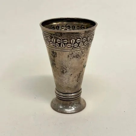 Bägare, klöverdekor, höjd 7cm, 830/1000 silver  Vikt: 25,4 g