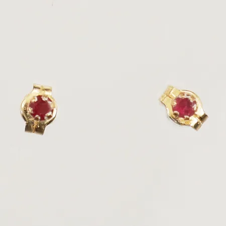 Ett par örhängen med röda stenar, Ø ca 2,8mm, skadade stenar, 18K Vikt: 0,4 g
