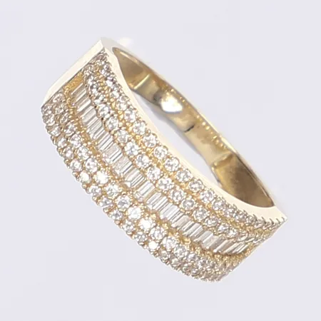 Ring med vita stenar, stl17, bredd 2-7mm, 14K  Vikt: 2,5 g