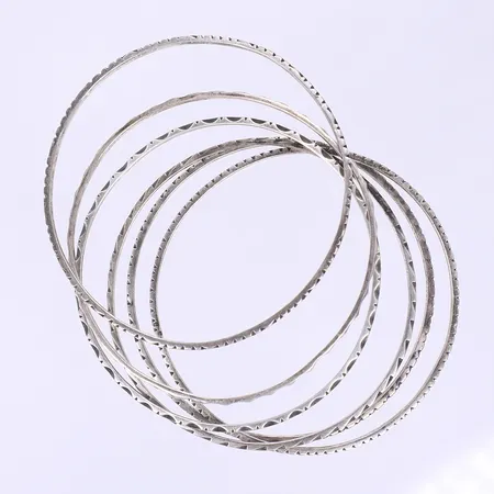 Sex armringar med präglad dekor innermått Ø6,5cm bredd 2mm silver 830/1000 Vikt: 41,8 g