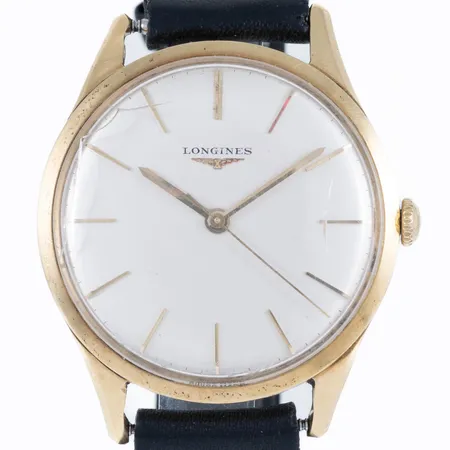 Herrur Longines i 18K guld med svart läderband. Boett Ø 35 mm, manuell. Bruttovikt: 37,6g. Gravyr, defekt band, flera sprickor i glas.  