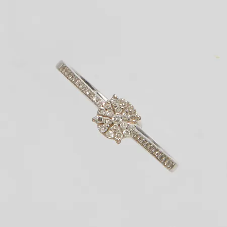 Ring med diamanter 41 x ca 0,005-0,01ct, stl 18, bredd 2-5mm, vitguld, GHA, 18K Vikt: 2,2 g