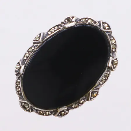 Ring med svart sten och markasiter, stl 18, bredd 1,7-28,7mm, svensk importstämpel, silver 835/1000 Vikt: 6,1 g