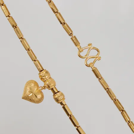 Collier med hänge hjärta, 40,5cm, bredd 3,5mm, Thaiguld, 23K, ca 2 Baht,  Vikt: 29,9 g