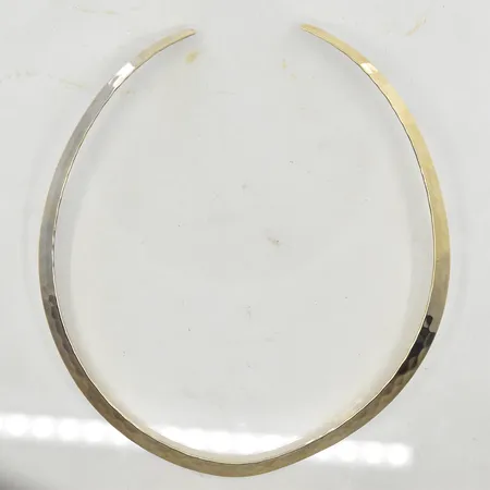 Collier med hamrad dekor, GHA, stel modell, innermått ca 34 cm, bredd 5,8 mm, 925/1000 silver. Vikt: 17,6 g