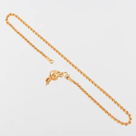 Collier 23k ej stämplat,längd ca 39 cm,bredd 3.8 mm. Vikt: 20,6 g