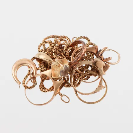 Trasigt guld 14k. Vikt: 37,6 g