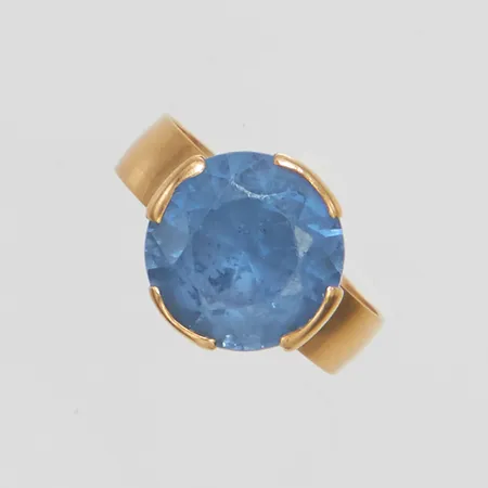 Ring med syntetisk spinell, stl 16½, bredd 4-11,5mm, höjd 8mm, Hedbergs Guld, år 1974, slitage, 18K, bruttovikt: 3,3g.