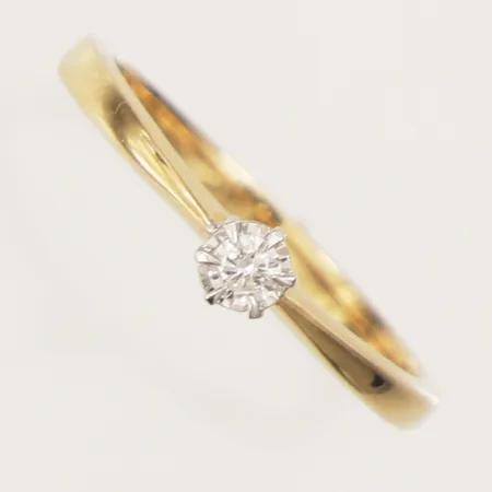 Ring med diamant ca0,07ct, stl 18½, bredd 2mm, GHA, 18K Vikt: 2,3 g