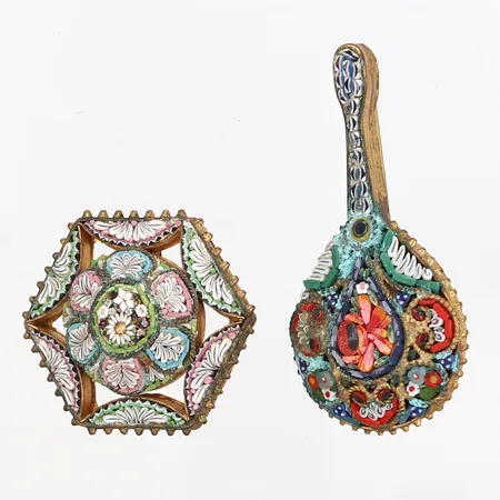 Två broscher med mikromosaik på gulmetall, längsta: 50mm, en brosch med ärgning.  Vikt: 0 g