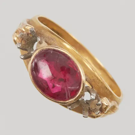 Ring defekt, röd sten, fattning i 18K, skena i 23K, gravyr, bruttovikt 6,8g.