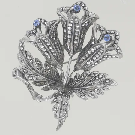 Brosch med stenar, höjd 5,5 cm, bredd 4,5 cm, Silver Vikt: 16,7 g