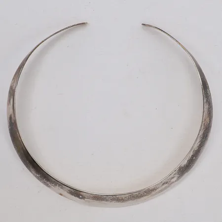 Stelt collier, innerdiameter ca 12,5x12,5cm, bredd 5,9-14,8mm, öppen modell, silver 925/1000 Vikt: 40,8 g