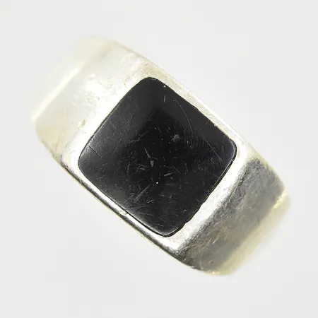 Klackring med svart sten, stl 20, bredd 4-11 mm, ojämn skena, 925/1000 silver. Vikt: 6,9 g