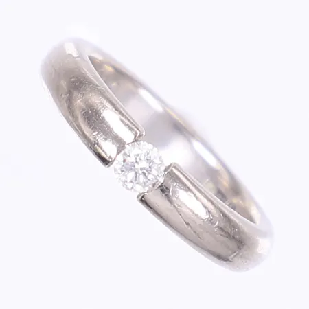 Ring med diamant totalt 1x 0,18ct enligt gravyr stl 17 bredd 4mm, vitguld, gravyr, 18K  Vikt: 7,4 g