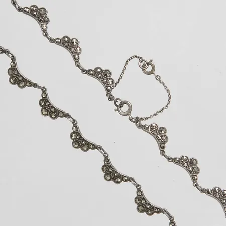 Collier med markasiter, längd ca 36-42cm, bredd 1-6mm, silver Vikt: 16 g
