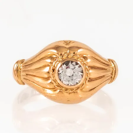 Ring i 18K guld med vit sten Ø 4,5 mm. Den är i storlek 17¼, är 3,5 - 11,5 mm bred och väger 4,5g. Stämplad B9 (1952), TB (Thord Blomberg, Örebro), 18K, kattfot.