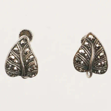 Ett par örhängen med markasiter, längd 14mm, bredd 12mm, skruvlås, 835/1000 silver  Vikt: 4,3 g