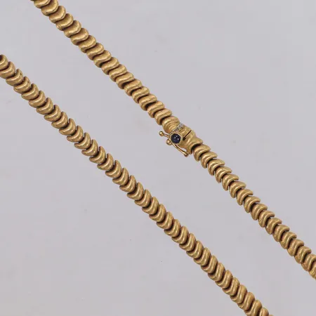 Collier, Chiampesan Fabris, Italy, längd 44,5cm, bredd 5,2mm, cabochonslipad stjärnsafir på lås, stämplat KFS, 18K Vikt: 43,7 g