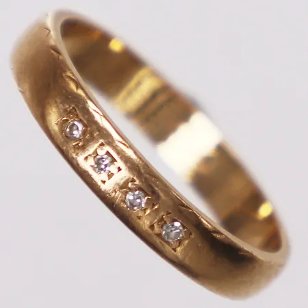 Ring med diamanter 4xca0,005ct, stl 17½, bredd 3,4mm, grvyr, 18K  Vikt: 3,1 g