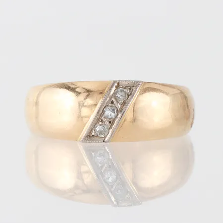 Ring 18k med 3 st diamanter,storlek 16 ½ mm,bredd 3.8-6.8 mm. Vikt: 8 g