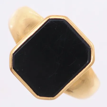 Klackring med svart sten, stl 19¾, bredd 3,7-15,2mm, repor på sten, 18K Vikt: 7,8 g