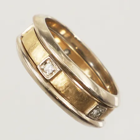 Ring med vita stenar, stl 17½, bredd 7,1mm, tvåfärgad, 14K  Vikt: 7,7 g