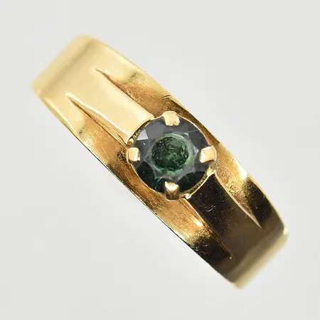 Ring med grön sten, stl 17½, bredd 3-6 mm, 18K. Vikt: 2,6 g