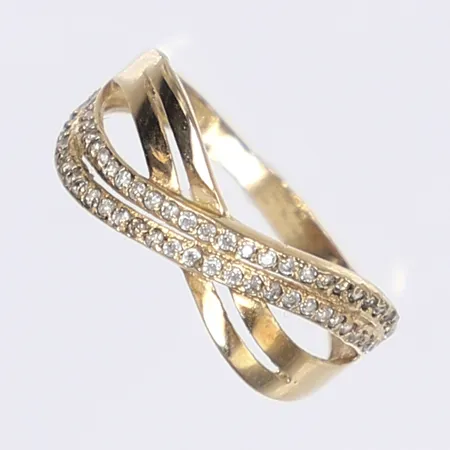 Ring med vita stenar stl 17½ bredd 2-8mm bucklig skena 9K Vikt: 1,3 g