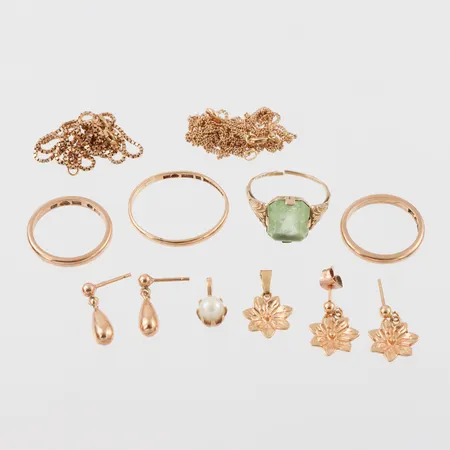 Diverse guld 18k med gravyrer och defekter,pärla+ring med sten 14k,vikt 2.9 gram. Vikt: 20,2 g