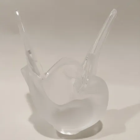 Tulpanvas Sylvie, René Lalique, parställda duvor, frostat samt klarglas, lös blomsterinsats, höjd ca 21cm, bredd 18cm, signerad undertill: Lalique France Skickas med postpaket.