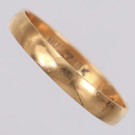 Ring slät, stl 18, bredd 3mm, gravyr, skev, 18K Vikt: 1,7 g