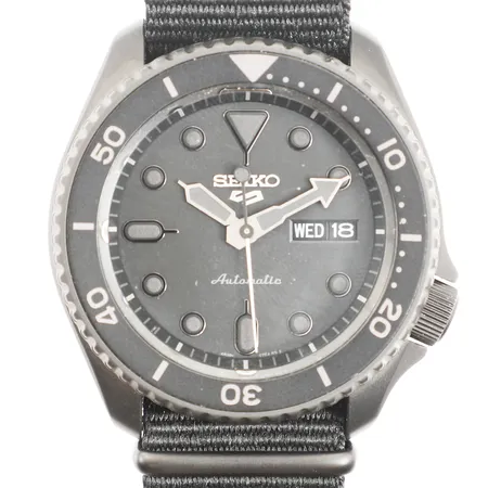 Herrur Seiko 5 Sports, stål, automatisk, 42mm, referensnr 4R36-07GO, serienr 337076, dag, datum, glasbaksida, tygarmband, garantikort Stjärnurmakarna daterat 2022-08-25, manual, box, ytterkartong.