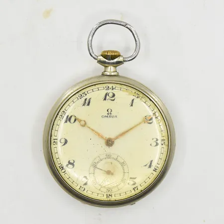 Fickur Omega, boett Ø48 mm, manuell, stål, boettnr 9487957, serienr 8706415, defekt krona/går ej att dra upp, krackeleringar på urtavla, klockkedja i metall, inga tillbehör.