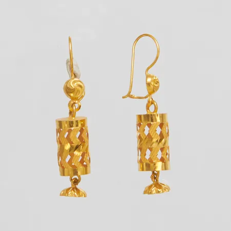 Ett par örhängen, längd ca 38mm, bredd 7,5mm, 21K Vikt: 3,1 g