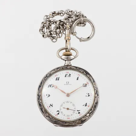 Fickur Omega Silver med s k tuladekor,tickar igång men ej funktionstestad,diameter ca 5 cm,urtavlan med sprickor,klockkedja vitmetall.