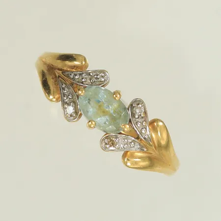 Ring med 4 diamanter 0,003 ct/st och ljusblå sten, stl 18, bredd 2-7mm, 18K 2,9g Vikt: 2,9 g