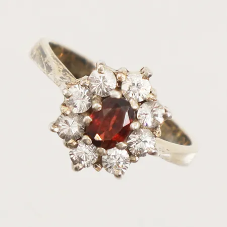 Ring med röd och vita stenar, stl 16¾, bredd 12mm, 925/1000 silver Vikt: 3 g