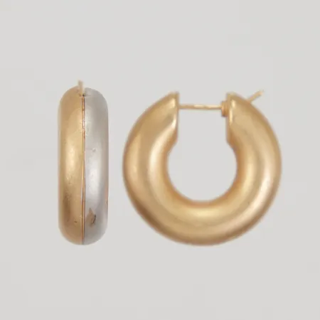 Ett par örhängen creoler, Ø ca 24mm, bredd 7,3mm, dubbelsidig gul/vitguld, ihåliga, bucklor/slitage, 18K  Vikt: 7,1 g