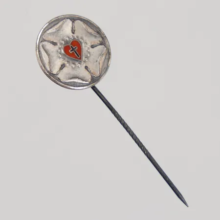 Nål Fyrklöver/Kors med emalj, längd 51mm, Ø 17mm, SPORR 1975, Silver Vikt: 2,6 g