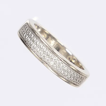 Ring med vita stenar stl 16¾ bredd 3-5mm personlig gravyr 18K Vikt: 3,7 g